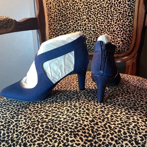 New in Box Life Stride soft system Navy back zip comfortable heels, size 8.5 - Picture 3 of 8